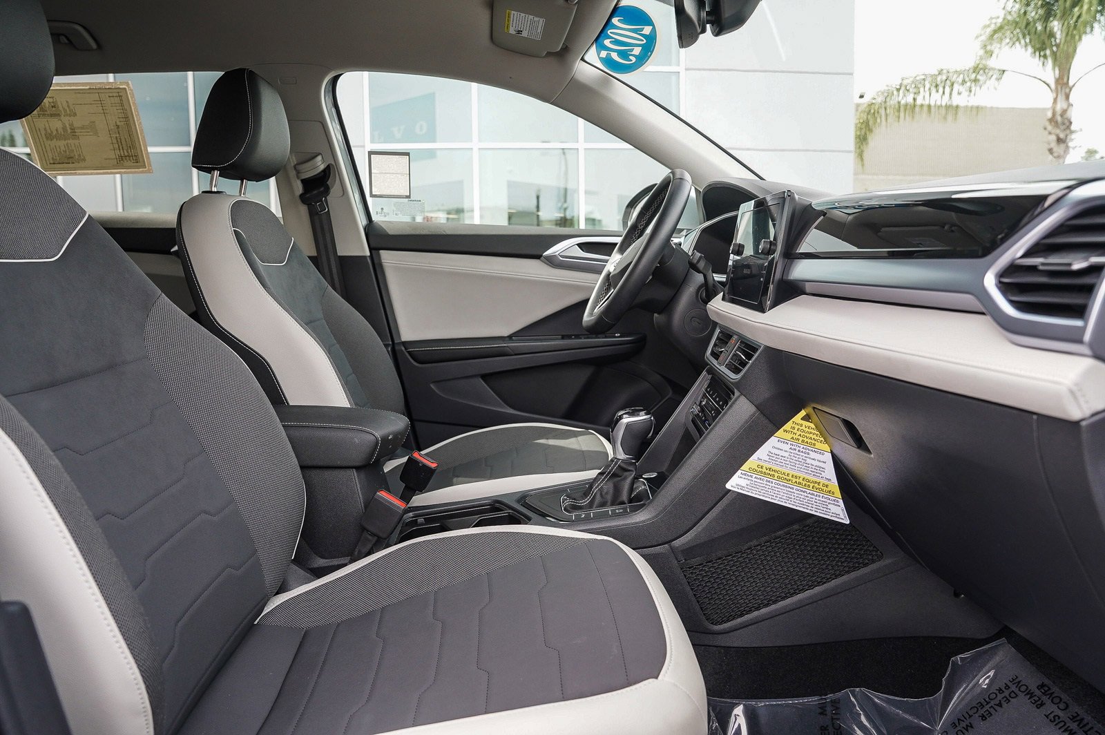 Certified 2025 Volkswagen Taos SE image 16