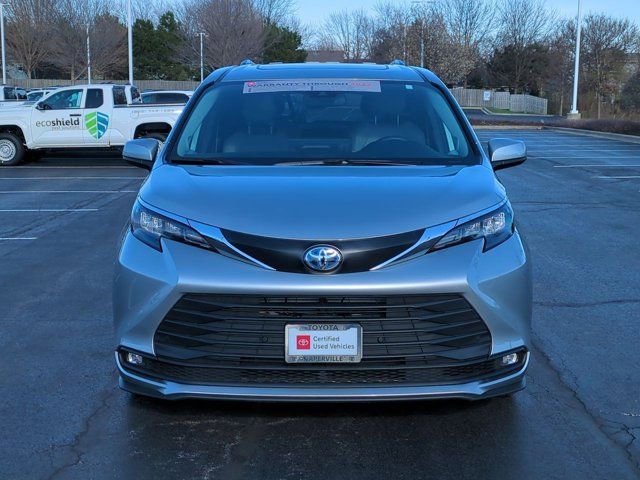 Used 2025 Toyota Sienna XLE w/ XLE Plus Package image 4