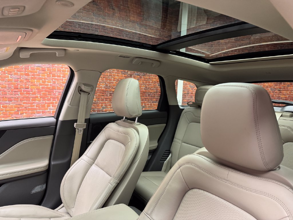 Used 2023 Lincoln Corsair AWD w/ Equipment Group 101A image 3