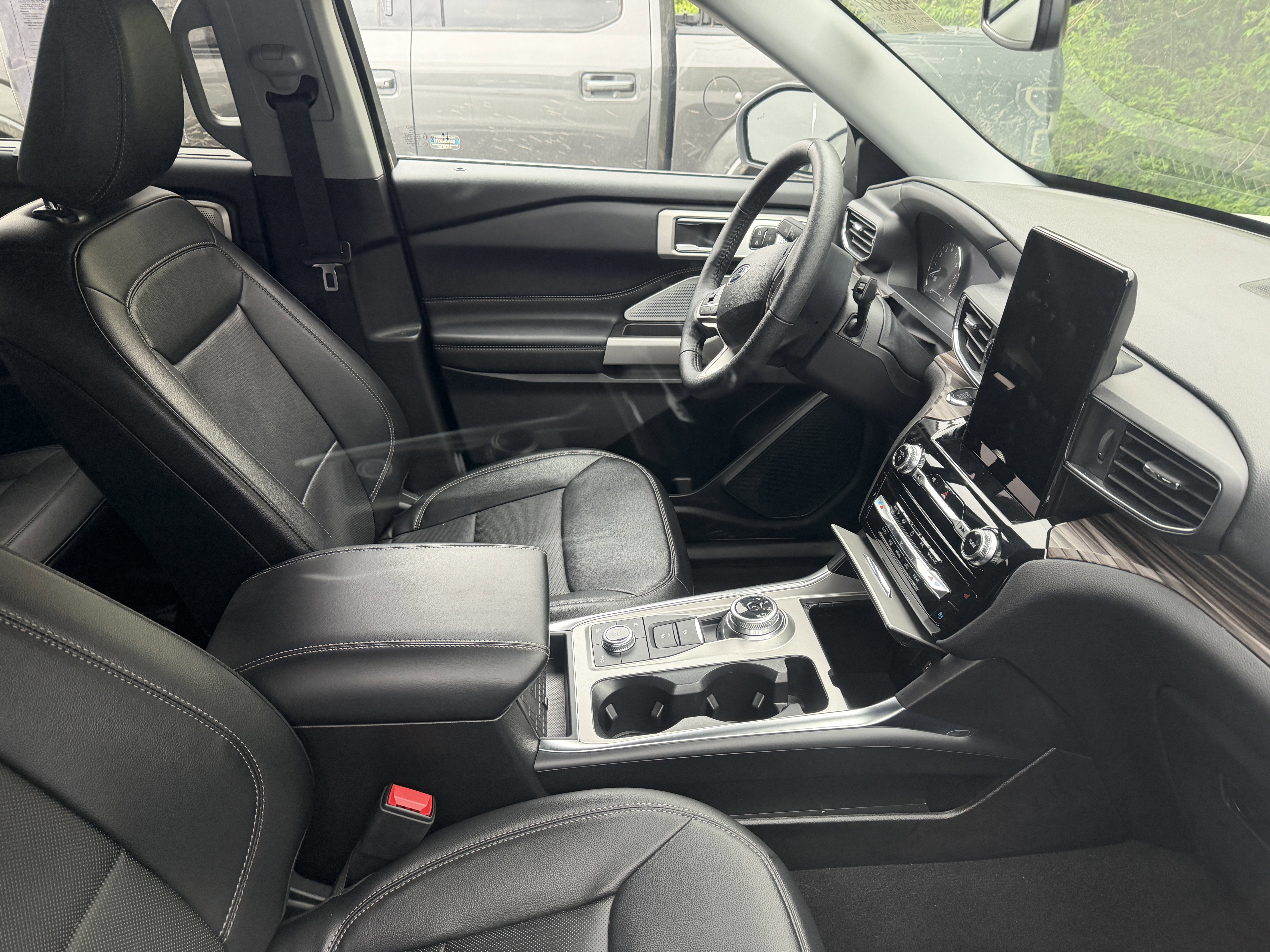 Used 2024 Ford Explorer Limited w/ Limited Technology Package image 5