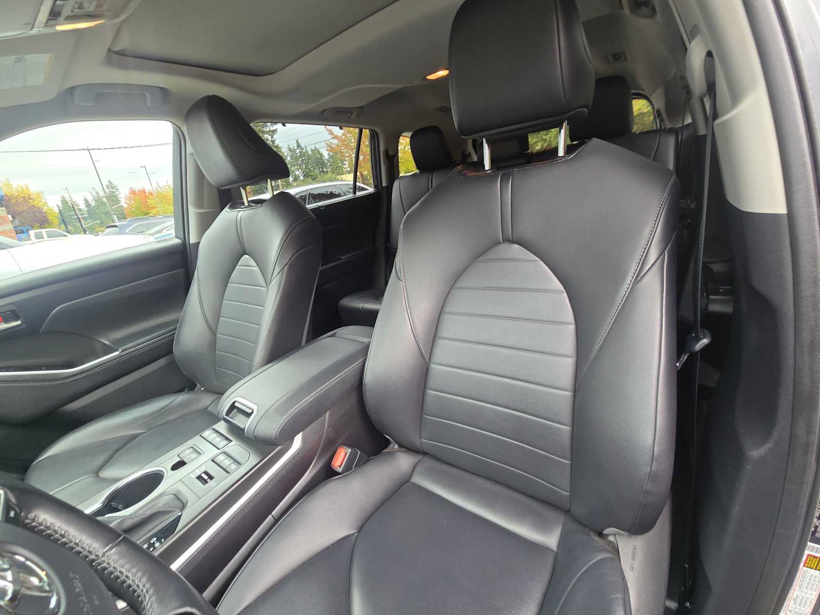 Used 2020 Toyota Highlander XLE AWD/4WD image 22
