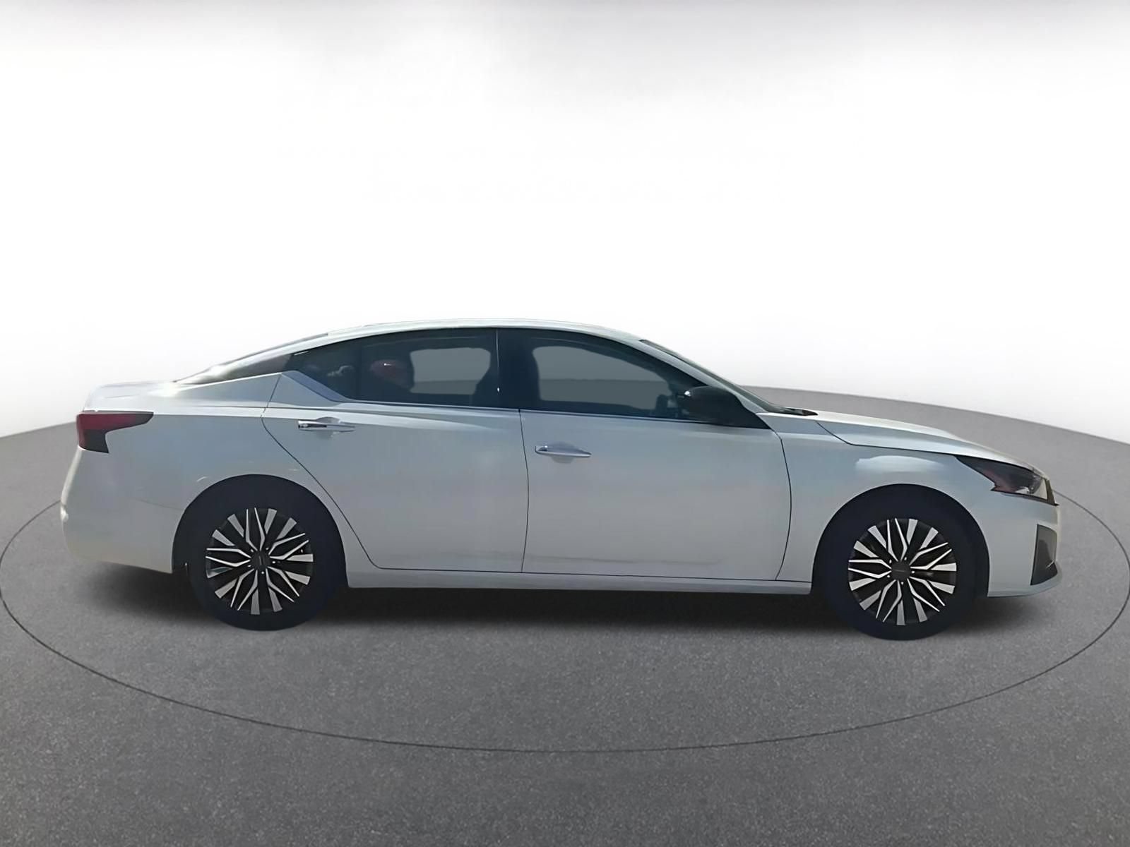 Used 2025 Nissan Altima 2.5 SV FWD image 15