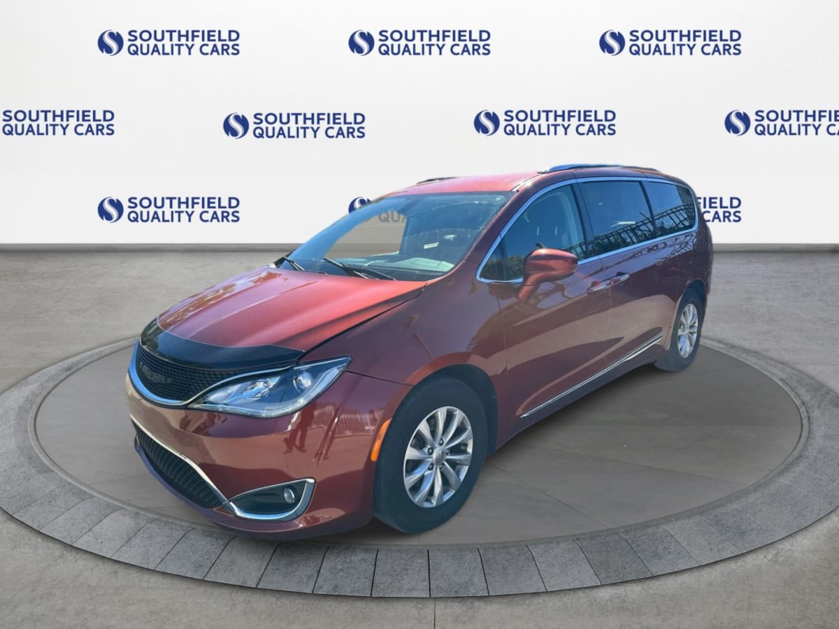 Used 2018 Chrysler Pacifica Touring-L Plus FWD image 2