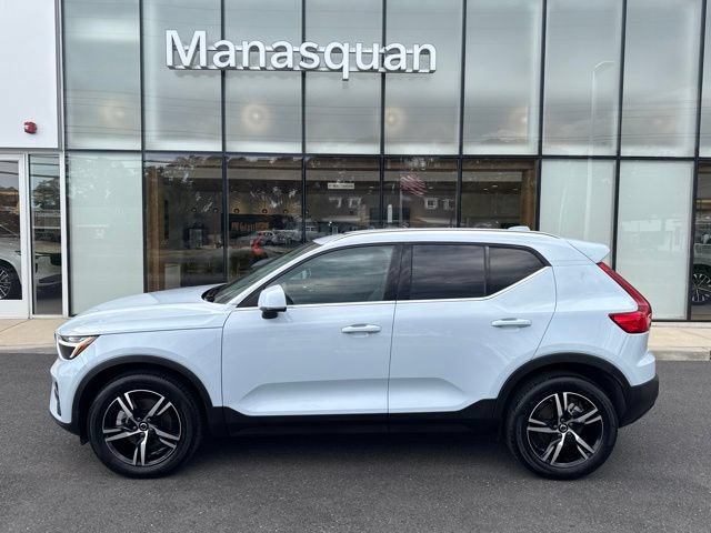 Certified 2025 Volvo XC40 B5 Core AWD/4WD image 2