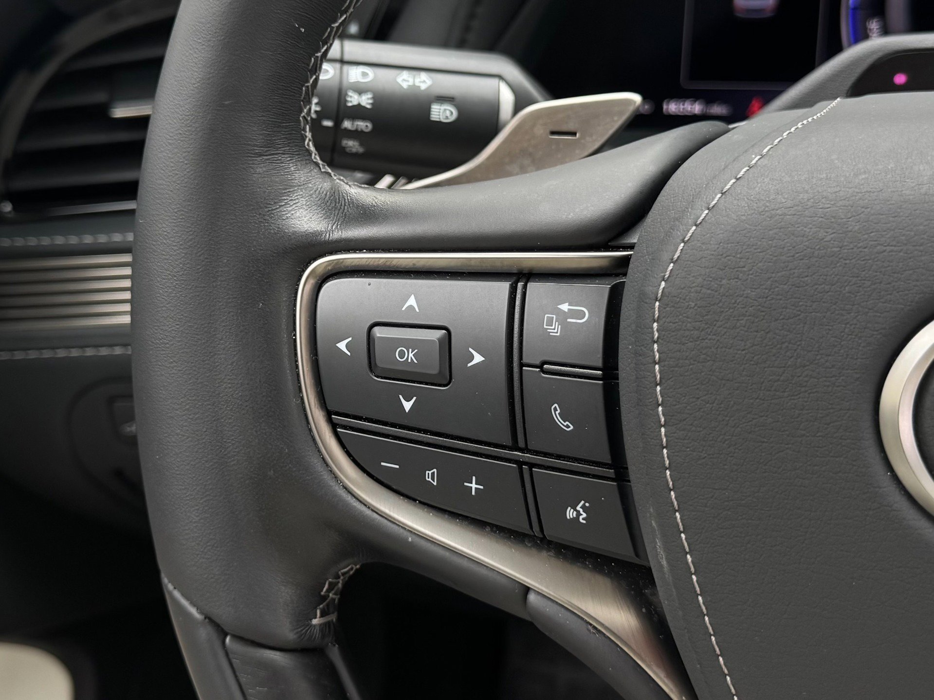 Used 2023 Lexus LS 500h AWD w/ Luxury Package image 80