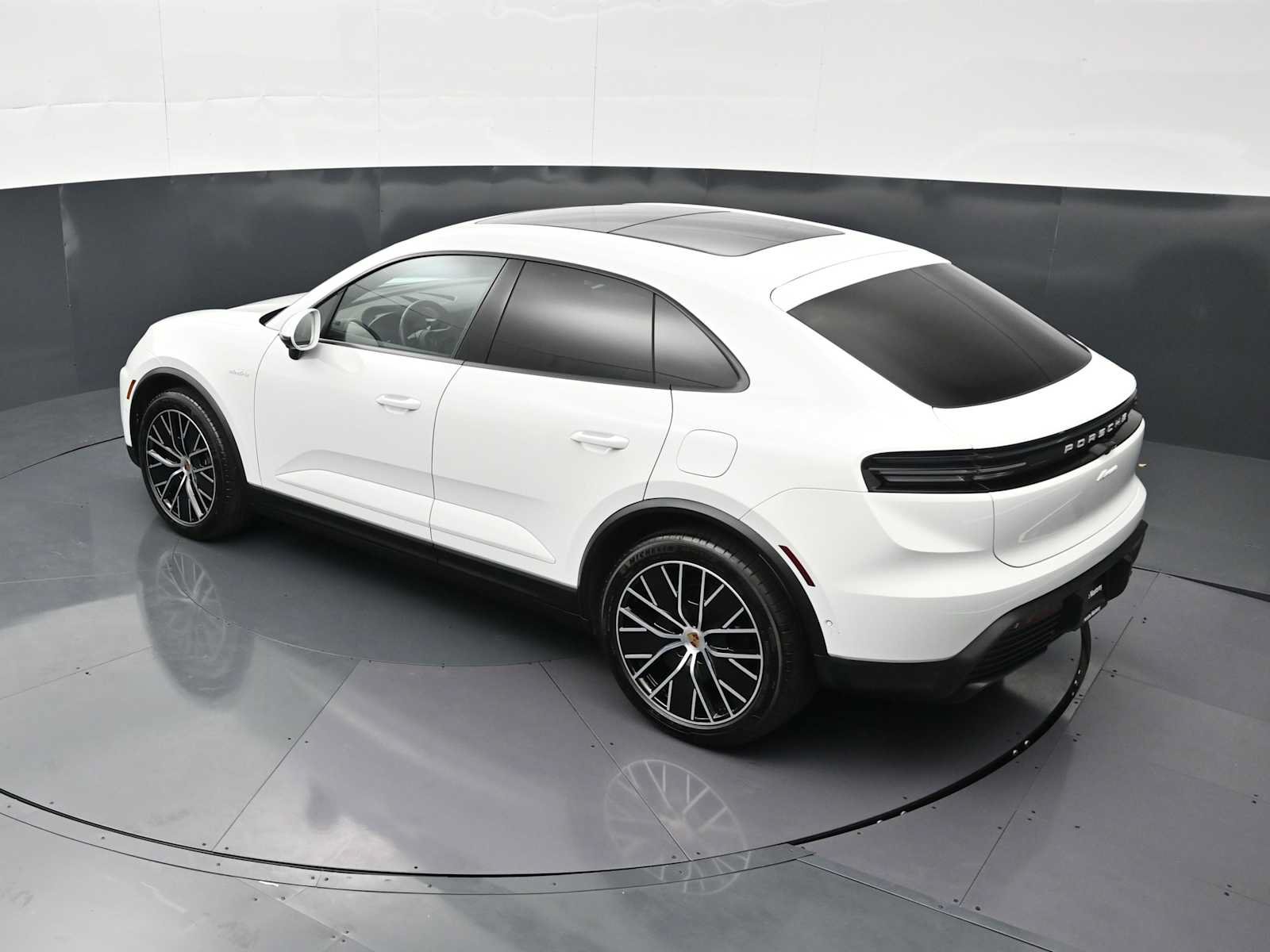 Certified 2025 Porsche Macan Electric RWD image 31