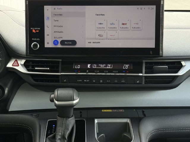 Used 2025 Toyota Sienna XLE FWD image 17
