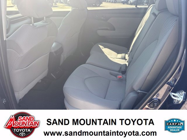 Used 2023 Toyota Highlander LE AWD/4WD image 14