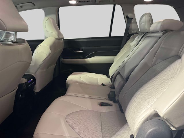 Used 2024 Toyota Grand Highlander AWD image 15