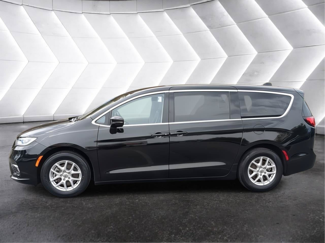 Used 2024 Chrysler Pacifica Touring-L FWD image 3