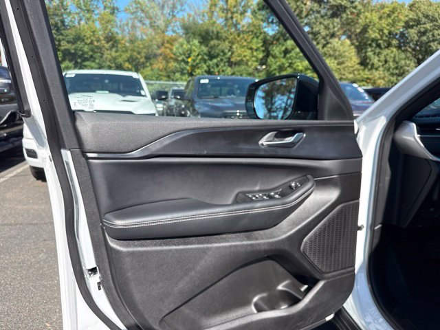 Used 2025 Jeep Grand Cherokee L Altitude AWD/4WD image 36