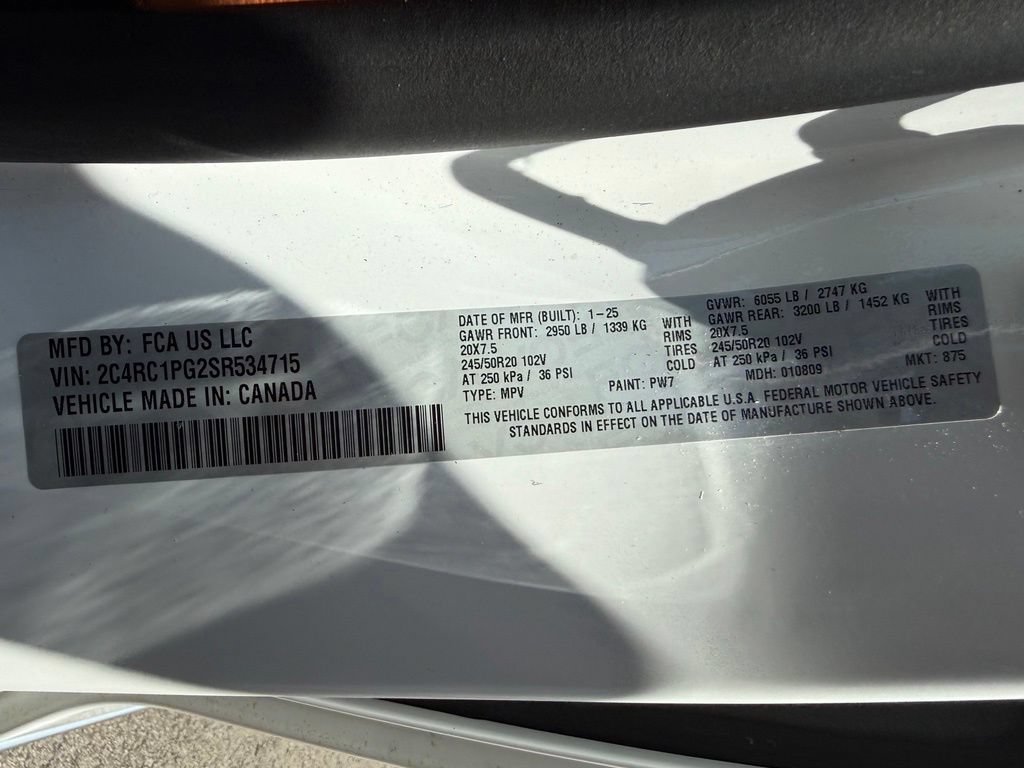 Used 2025 Chrysler Pacifica Pinnacle w/ Trailer Tow Group FWD image 36