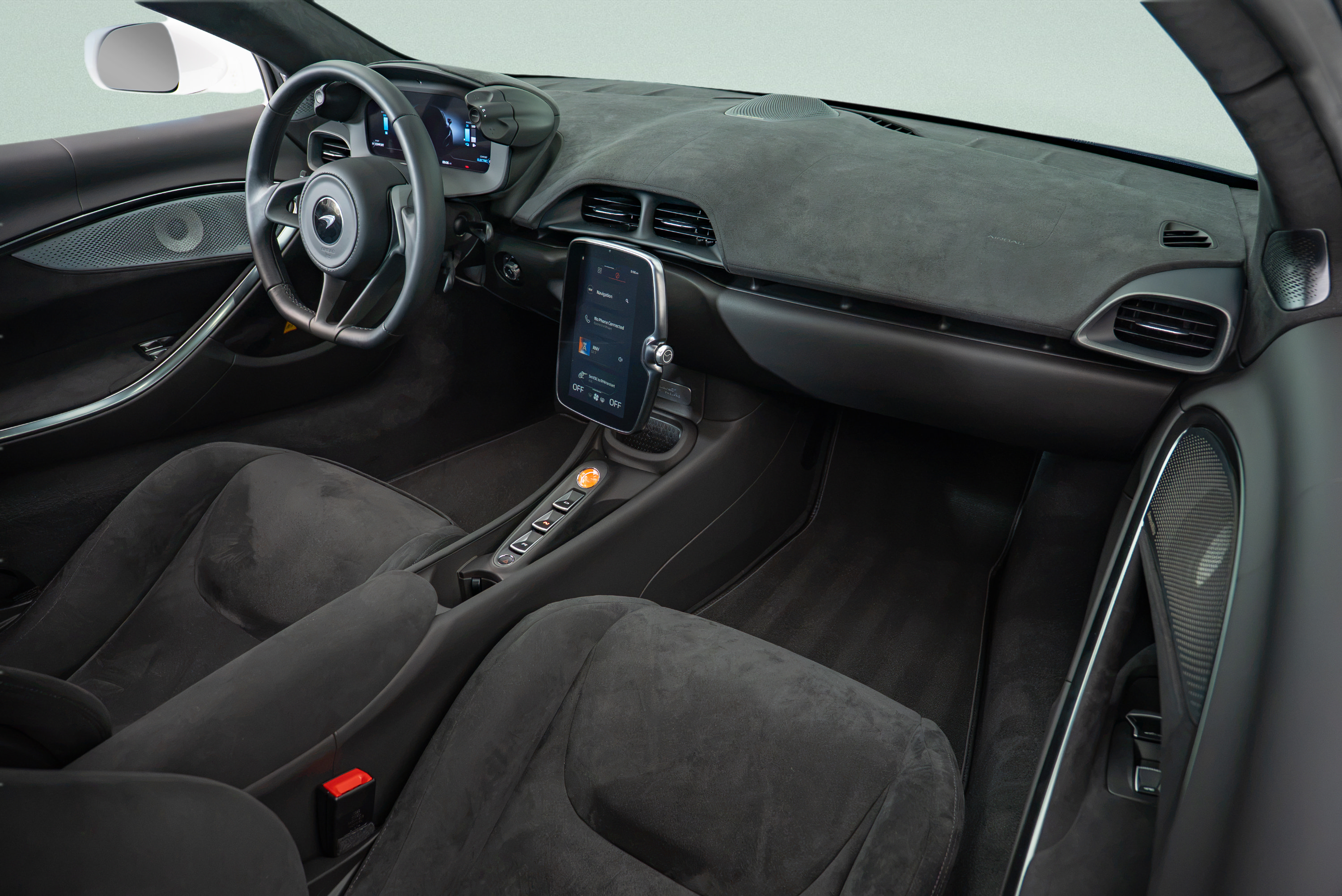 Used 2025 McLaren Artura RWD image 14
