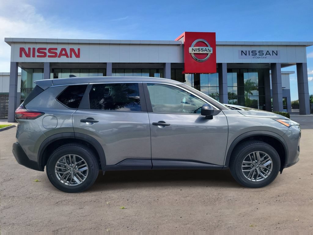 Used 2023 Nissan Rogue S AWD/4WD image 3