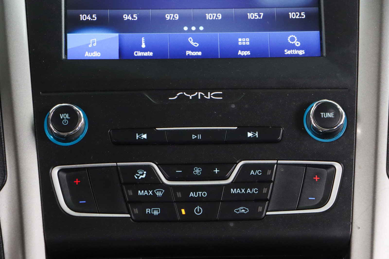 Used 2020 Ford Fusion SE image 20