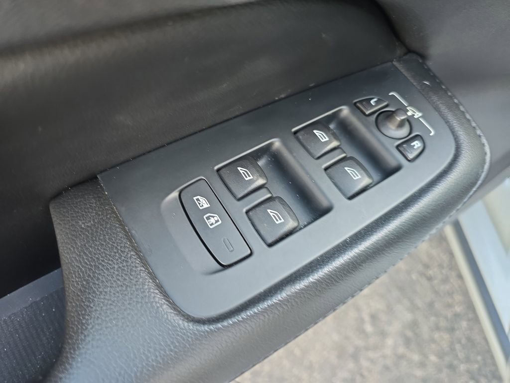 Used 2020 Volvo S60 T5 Momentum image 16