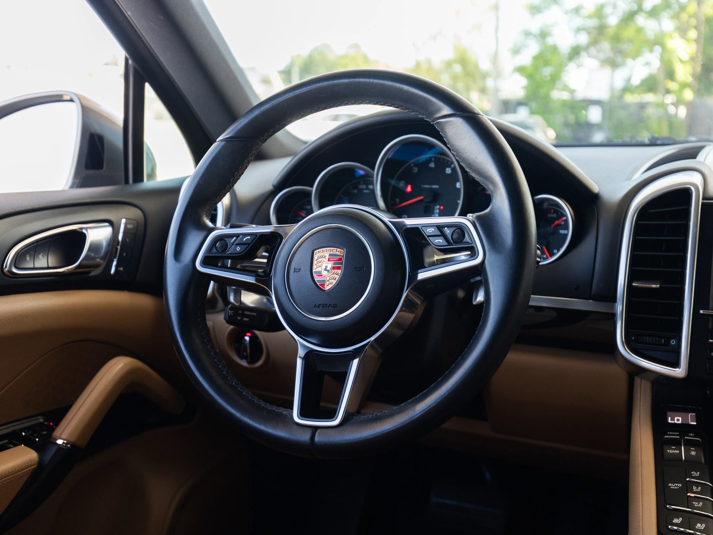 Used 2016 Porsche Cayenne w/ Premium Package AWD/4WD image 32