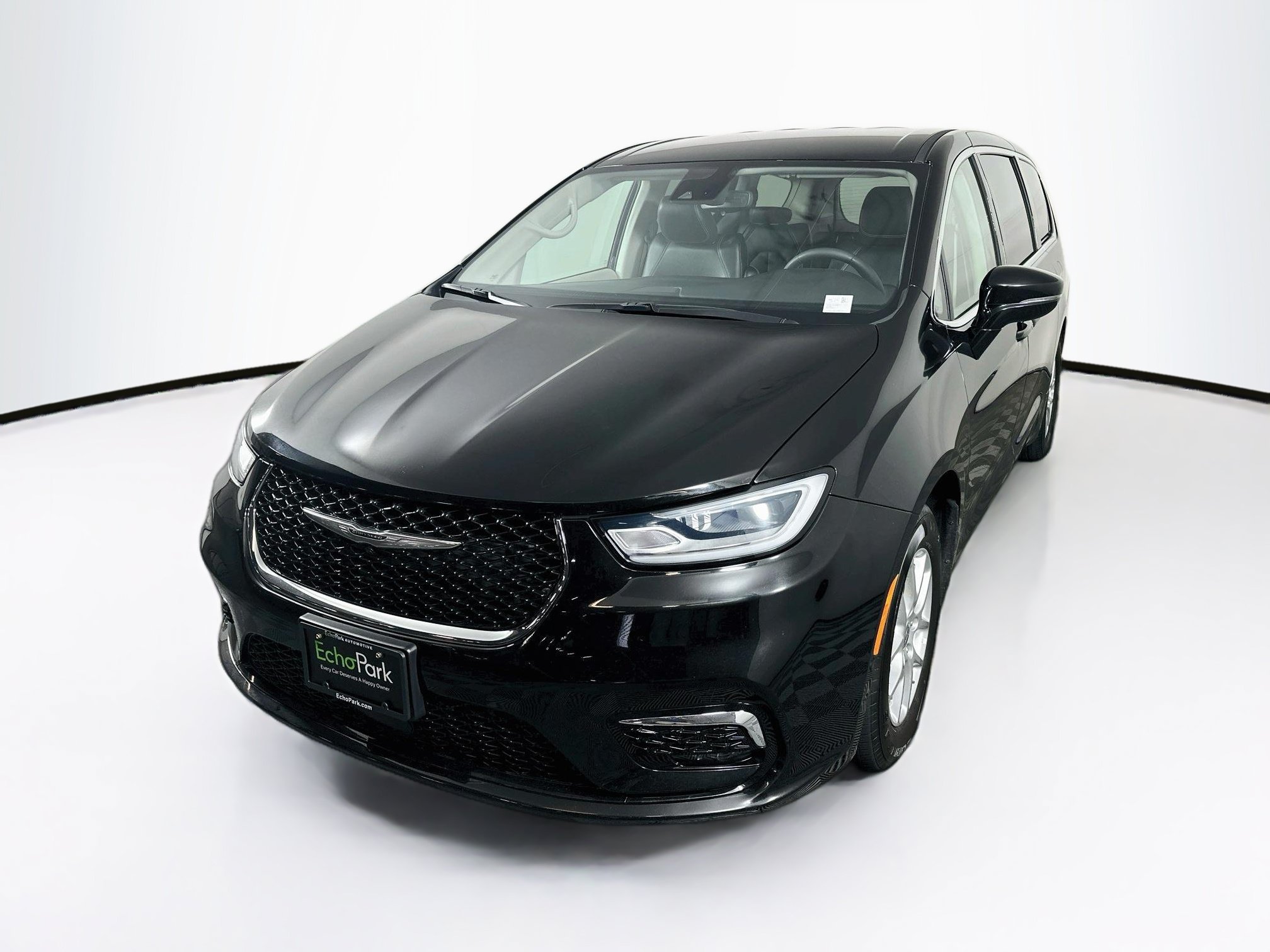 Used 2024 Chrysler Pacifica Touring-L FWD image 3