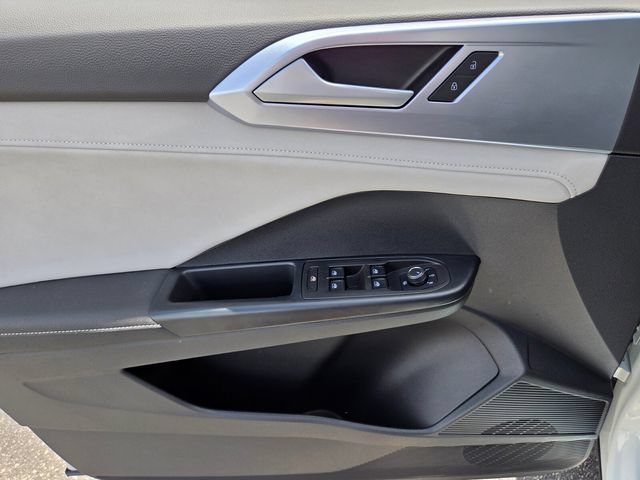 Certified 2025 Volkswagen Taos SE FWD image 18