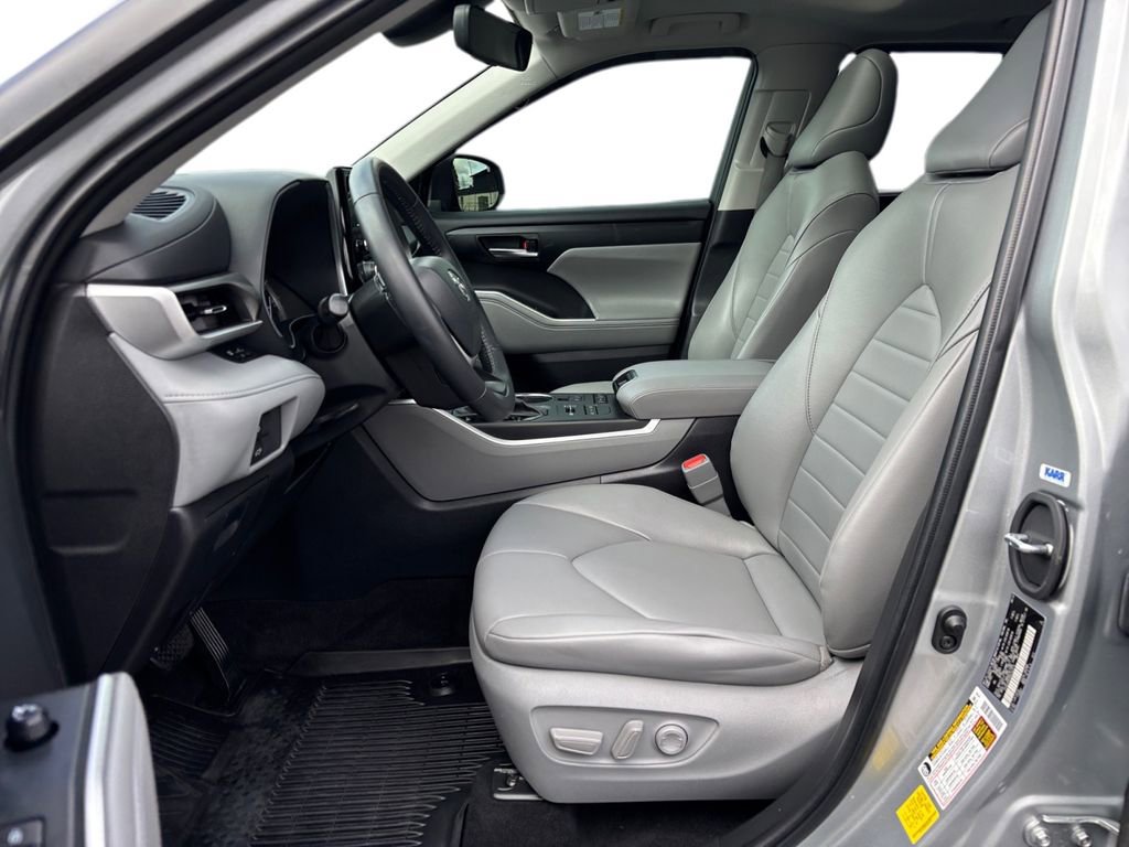 Used 2022 Toyota Highlander XLE AWD/4WD image 15