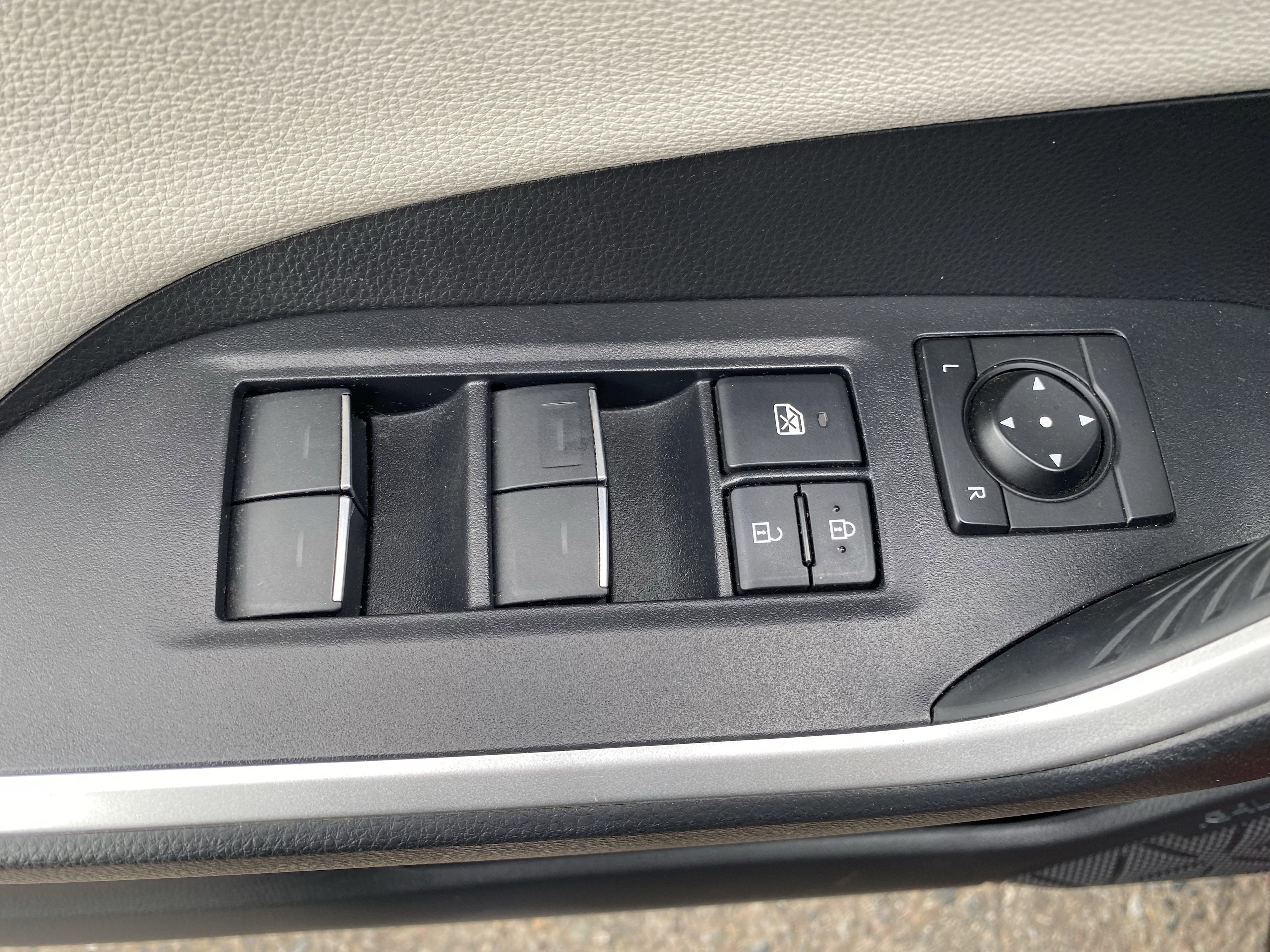 Used 2023 Toyota RAV4 Limited image 19