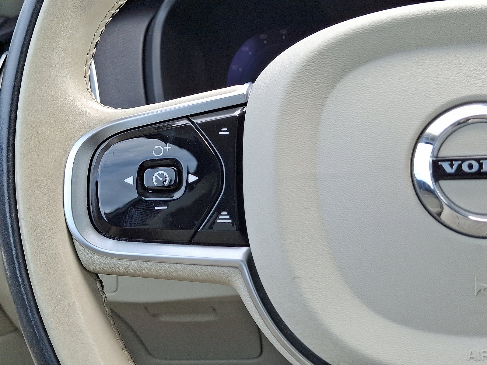 Used 2024 Volvo XC90 T8 Plus w/ Protection Package Premier image 23