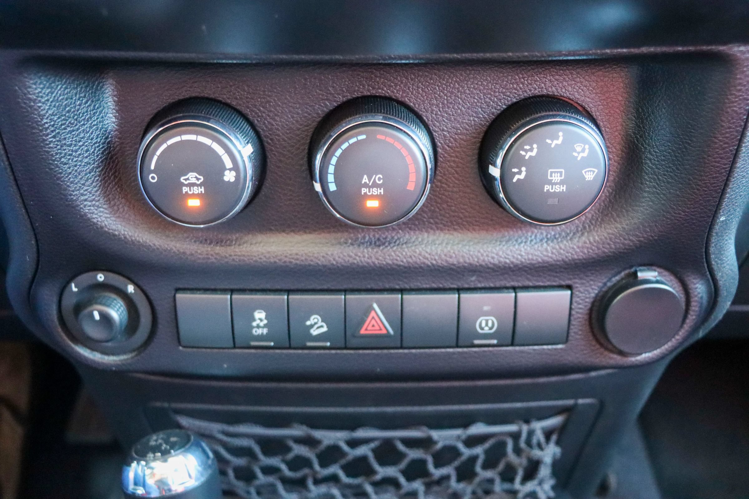 Used 2015 Jeep Wrangler Unlimited Sahara w/ Connectivity Group AWD/4WD image 34