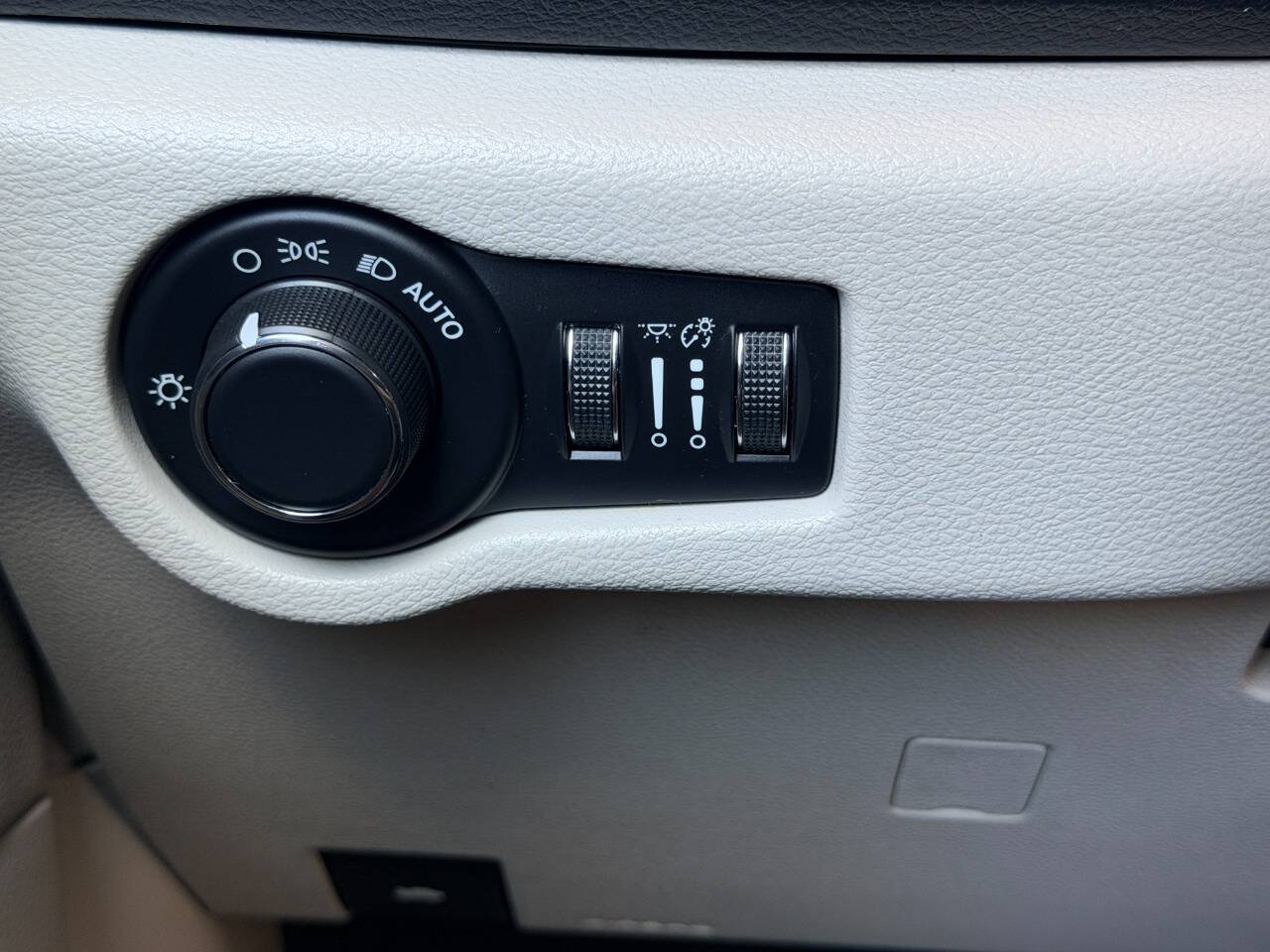 Used 2017 Chrysler Pacifica Touring FWD image 40