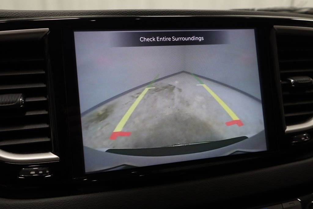 Used 2022 Chrysler Pacifica Touring-L image 3