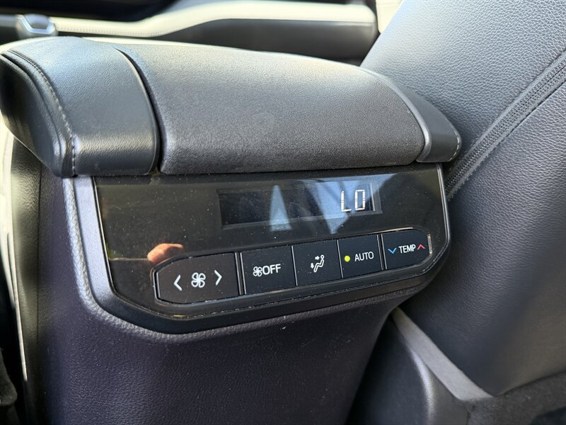 Used 2022 Toyota Highlander XLE AWD/4WD image 35