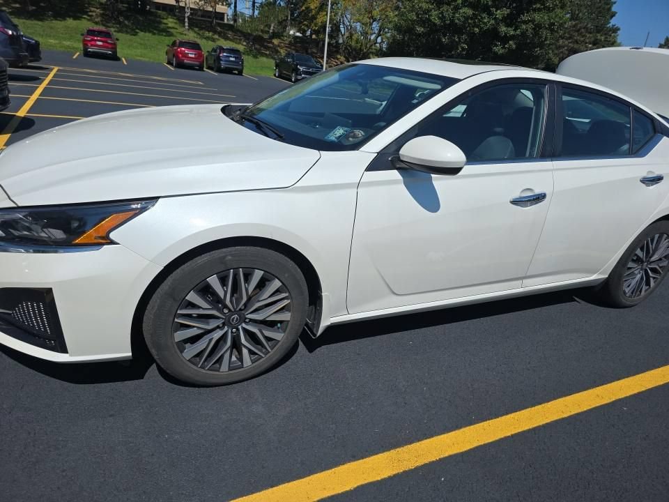 Certified 2023 Nissan Altima 2.5 SV w/ SV Premium Package FWD image 3