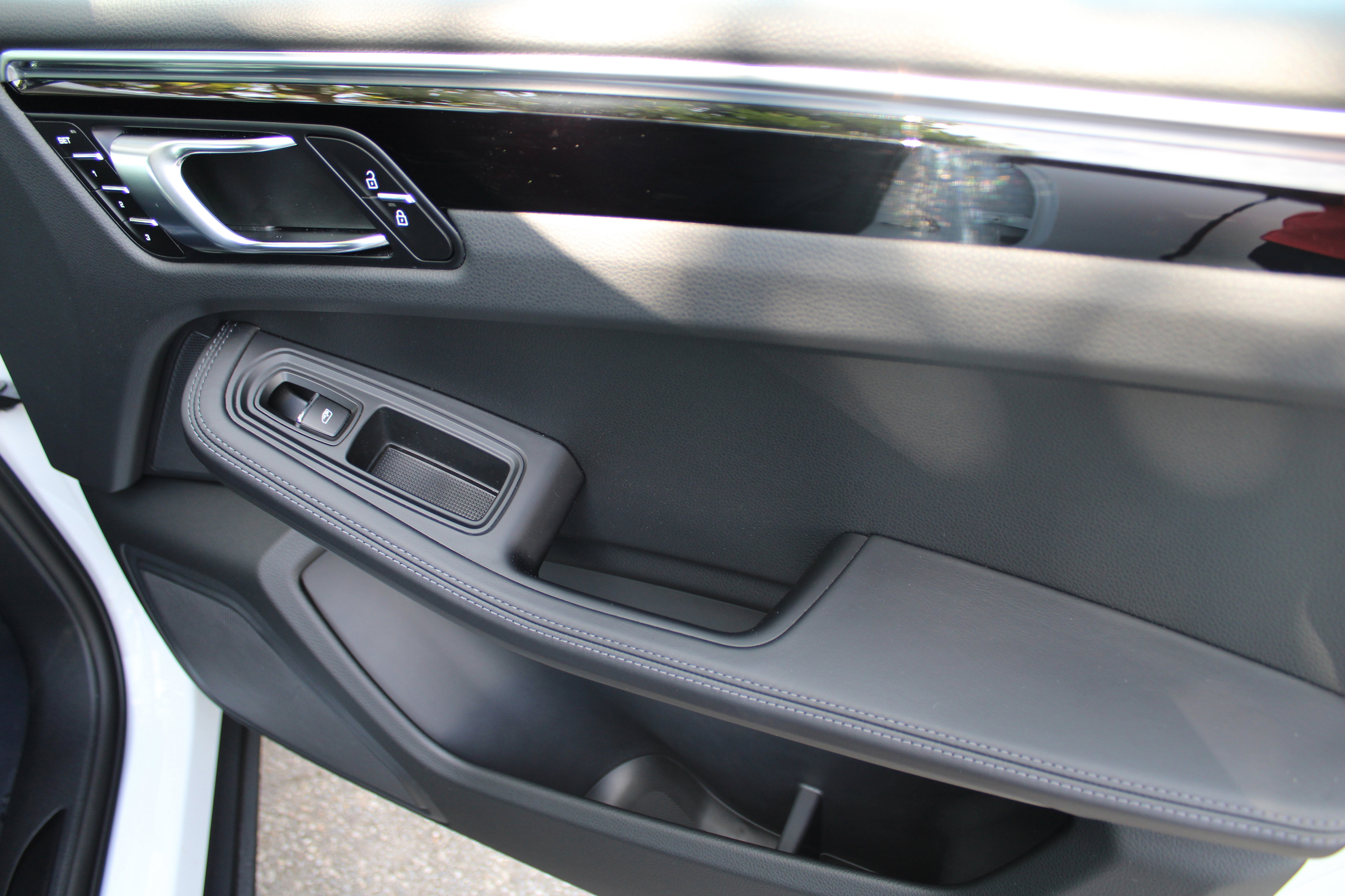 Certified 2025 Porsche Macan Turbo image 35