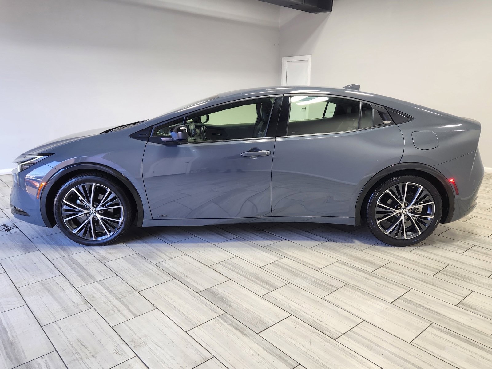 Used 2023 Toyota Prius XLE AWD/4WD image 2