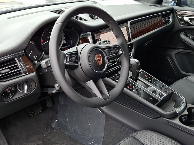 New 2025 Porsche Macan image 4