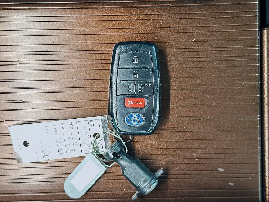 Used 2024 Toyota Sienna LE image 35