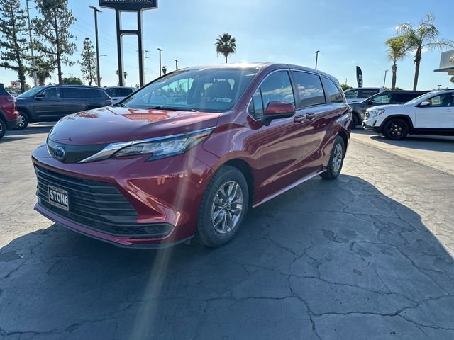 Used 2023 Toyota Sienna LE FWD image 3