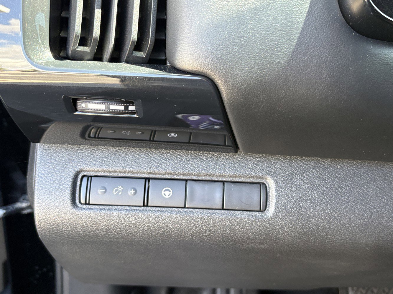 Used 2022 Nissan Pathfinder SV AWD/4WD image 17