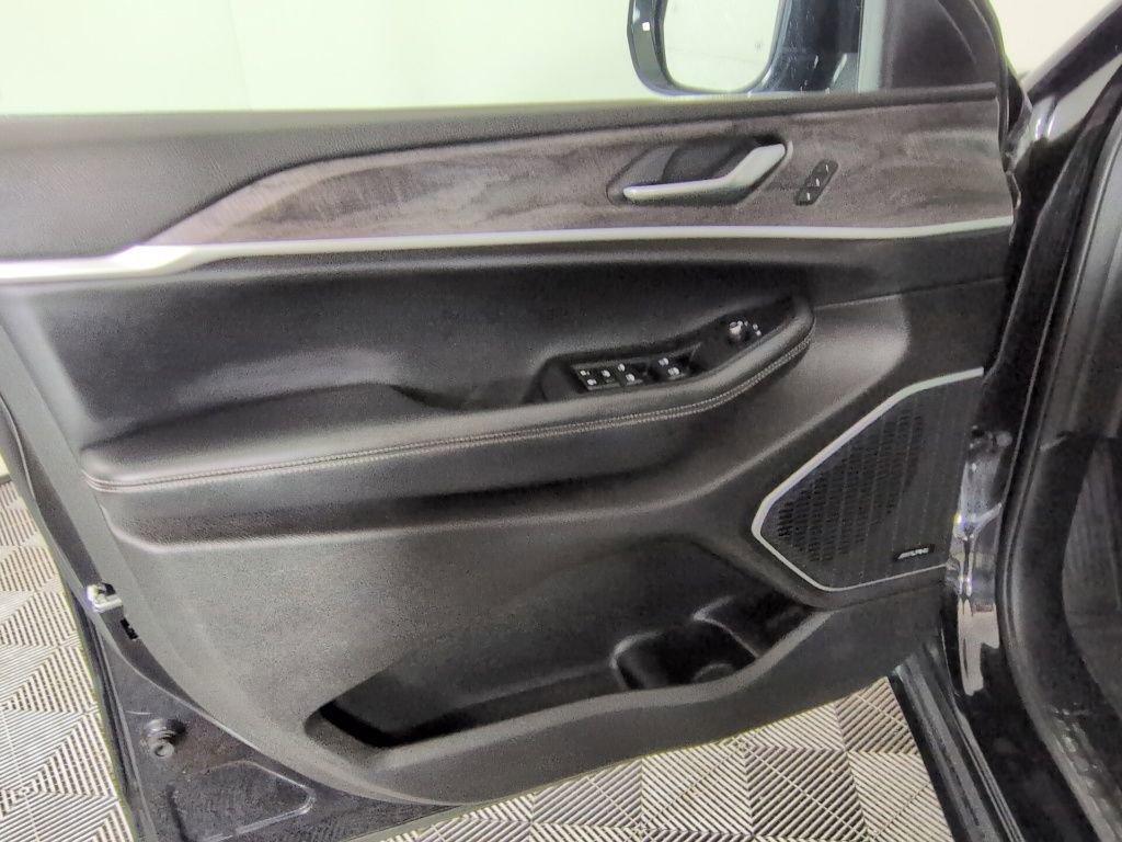 Used 2021 Jeep Grand Cherokee L Limited AWD/4WD image 28