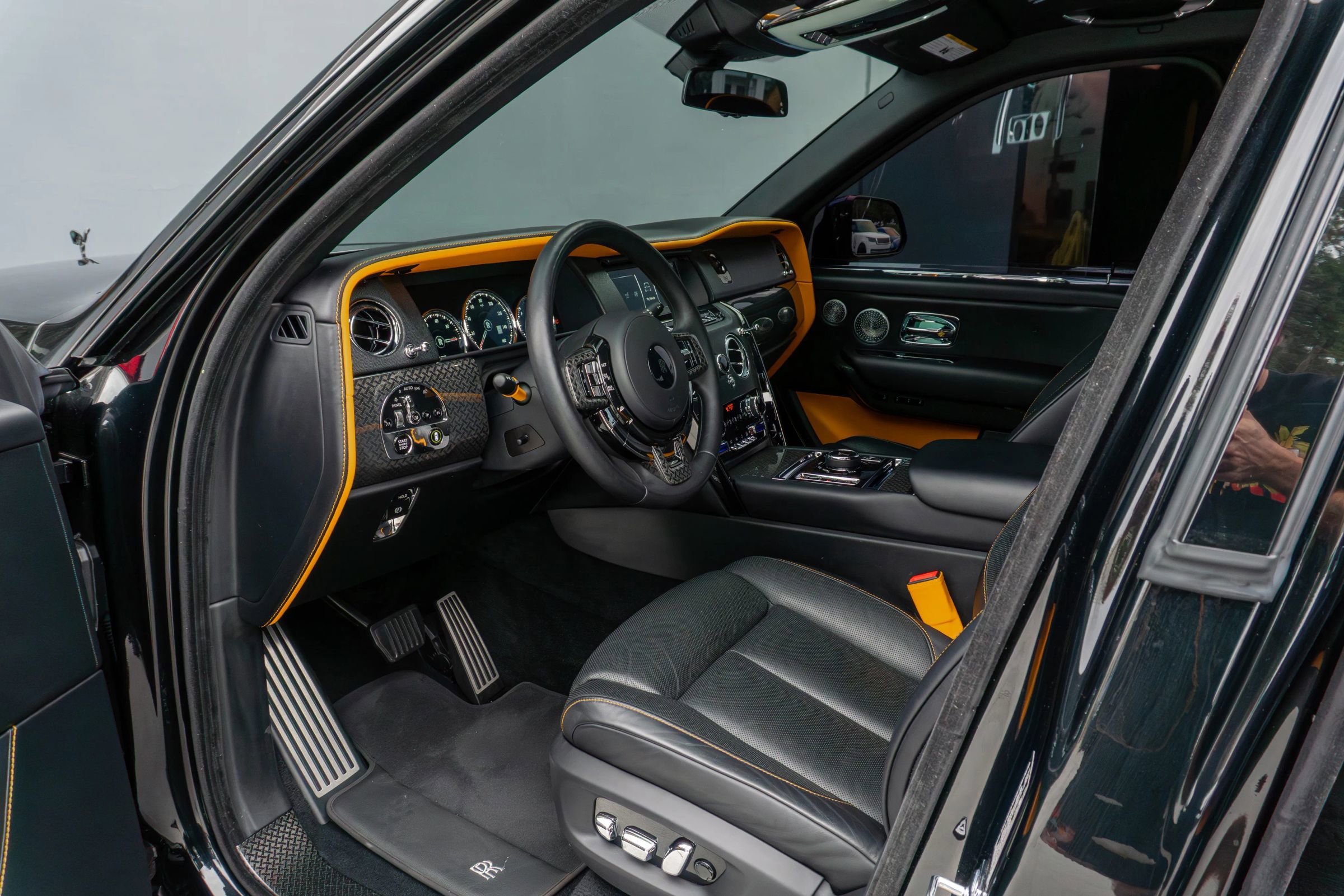 Used 2023 Rolls-Royce Cullinan Black Badge w/ Leather Finishing Pack image 63