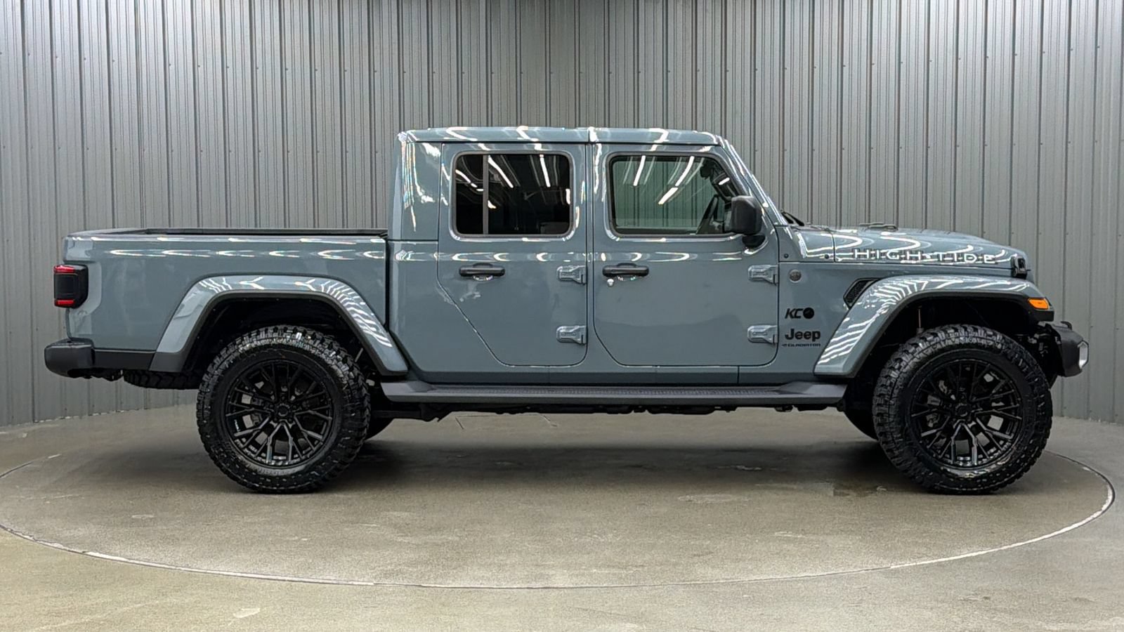 Used 2025 Jeep Gladiator Sport AWD/4WD image 6