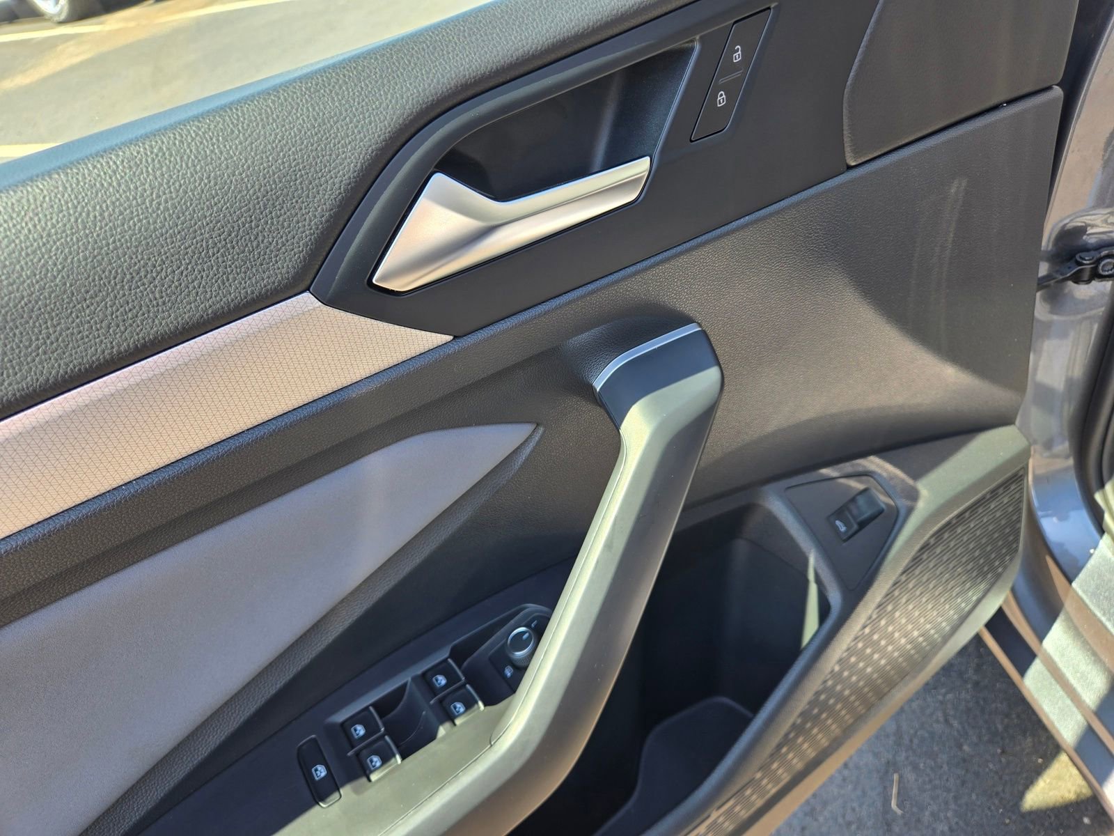 Used 2025 Volkswagen Jetta SE image 22