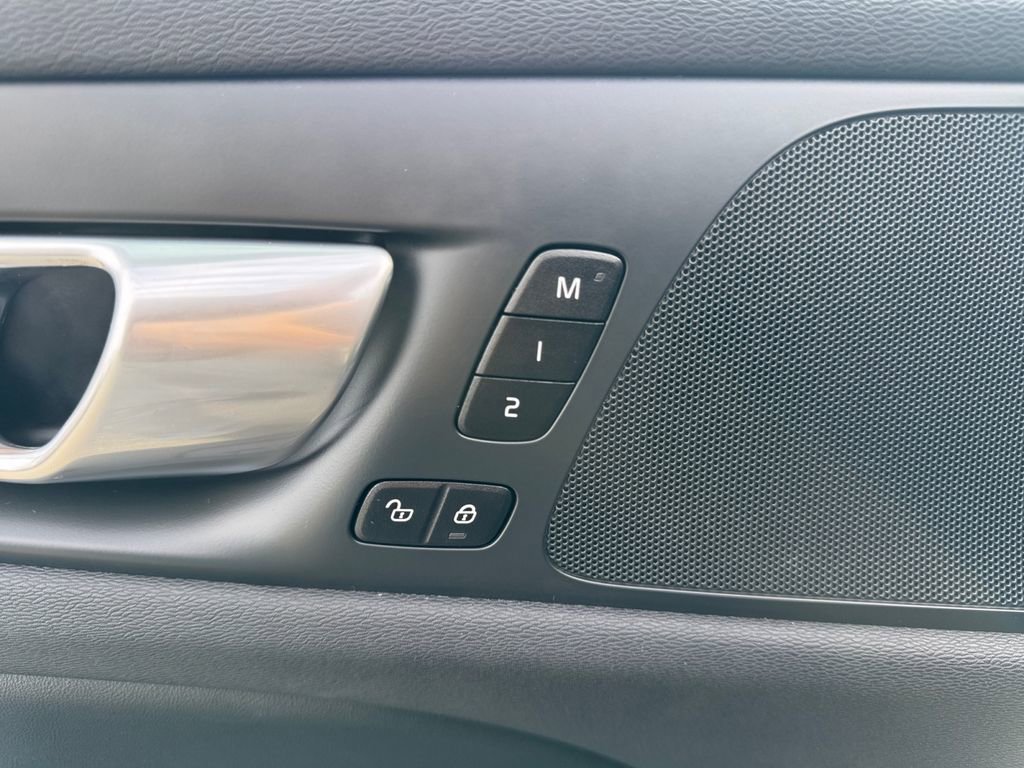 Certified 2025 Volvo S60 B5 Core image 10