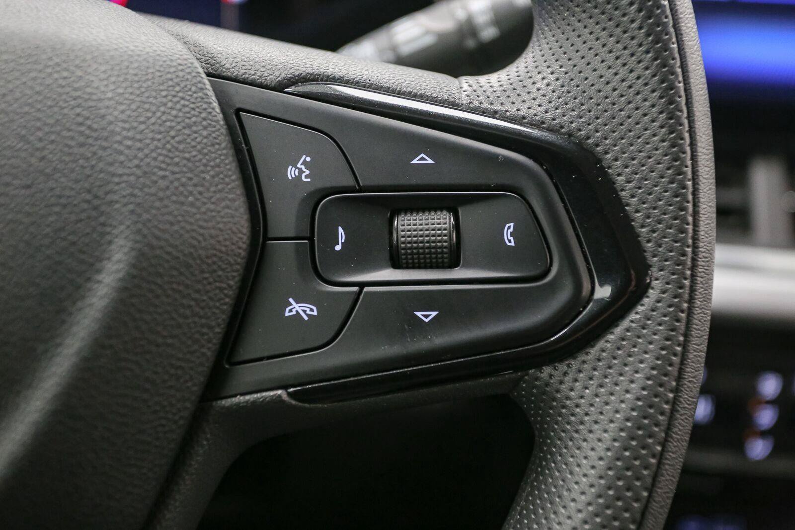 Used 2025 Chevrolet Trax LT FWD image 34