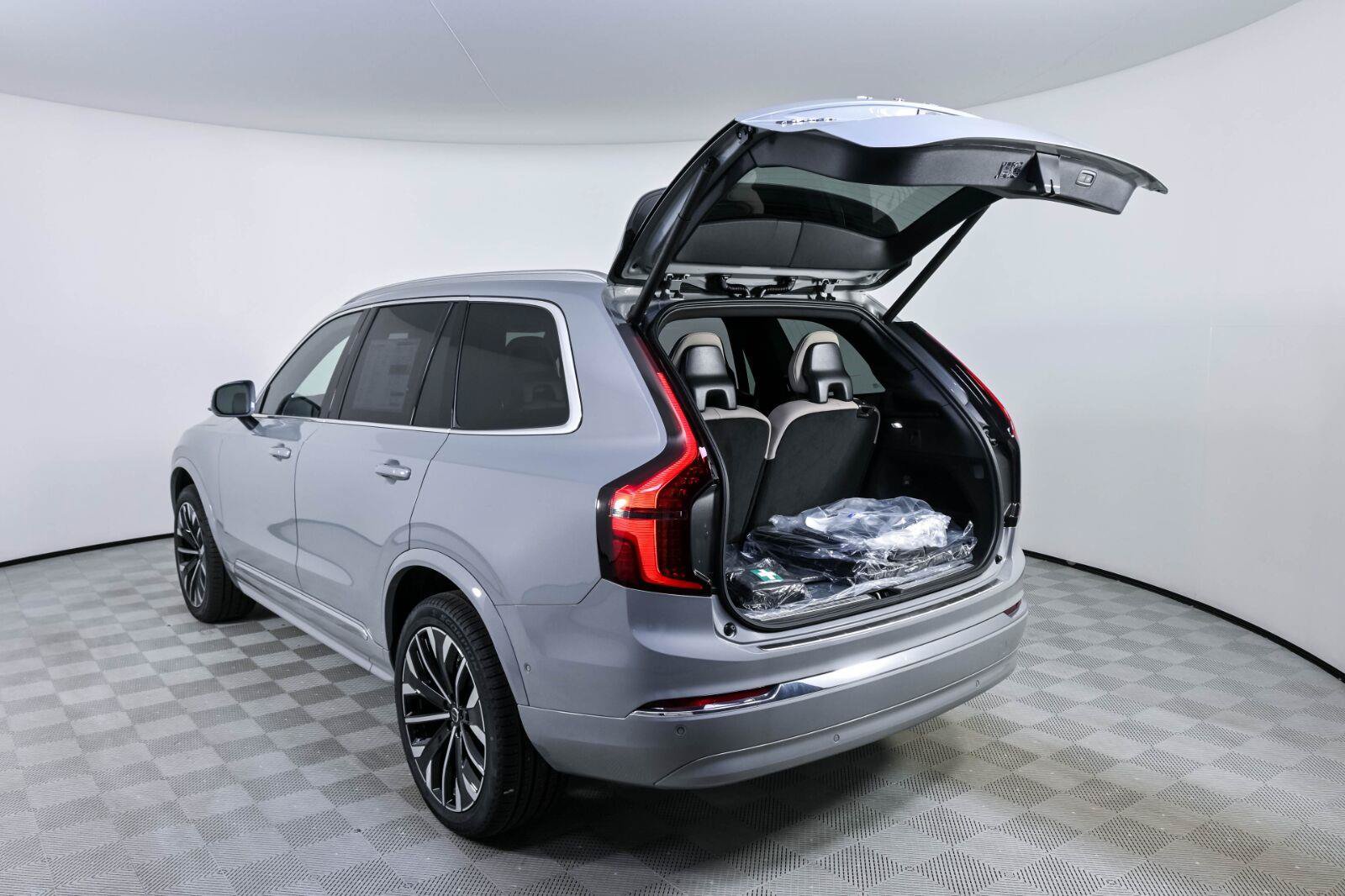 New 2026 Volvo XC90 B6 Plus w/ Protection Package Premier AWD/4WD image 32
