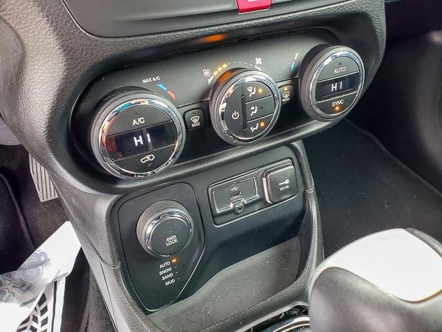 Used 2016 Jeep Renegade Latitude image 17