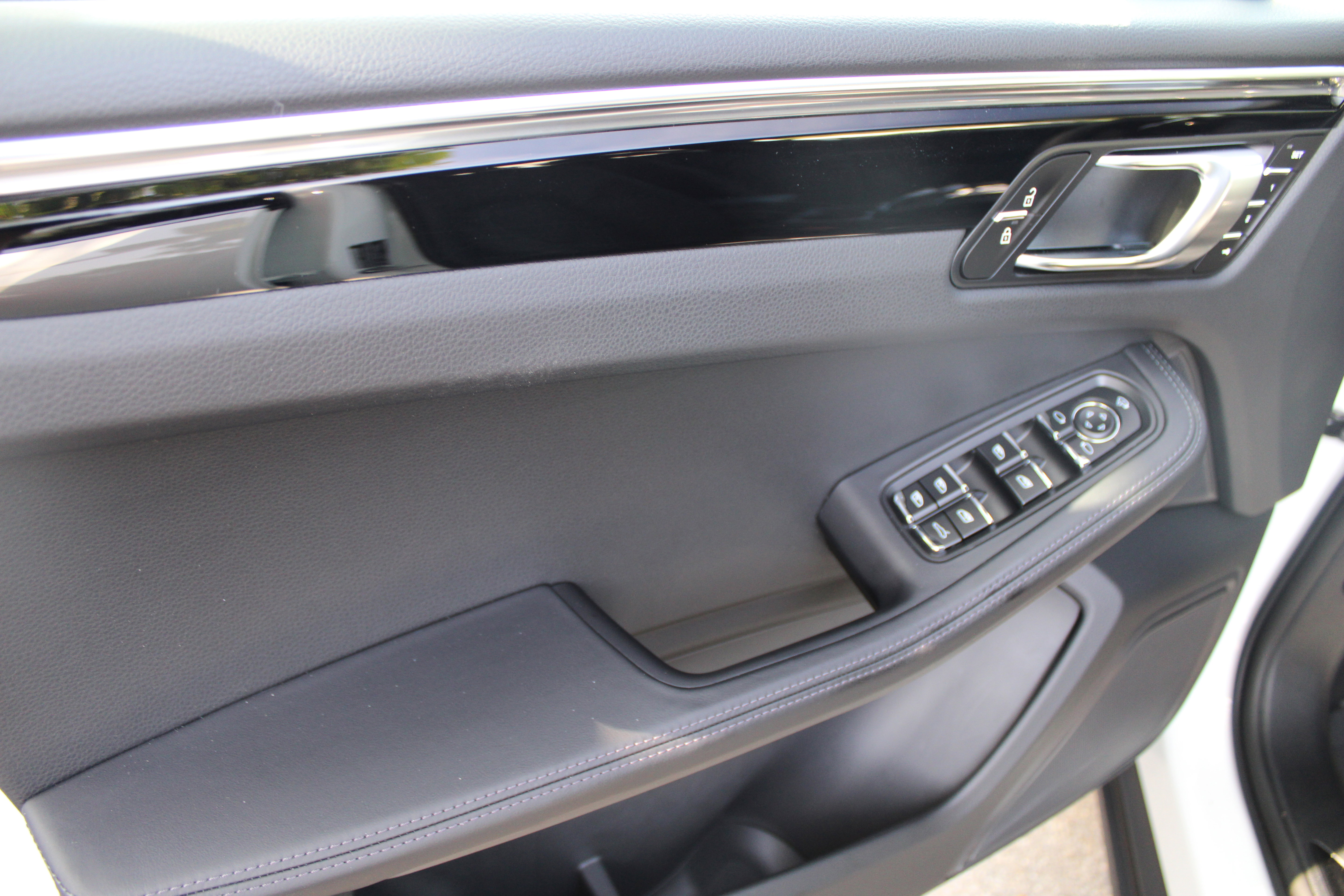 Certified 2025 Porsche Macan Turbo image 28