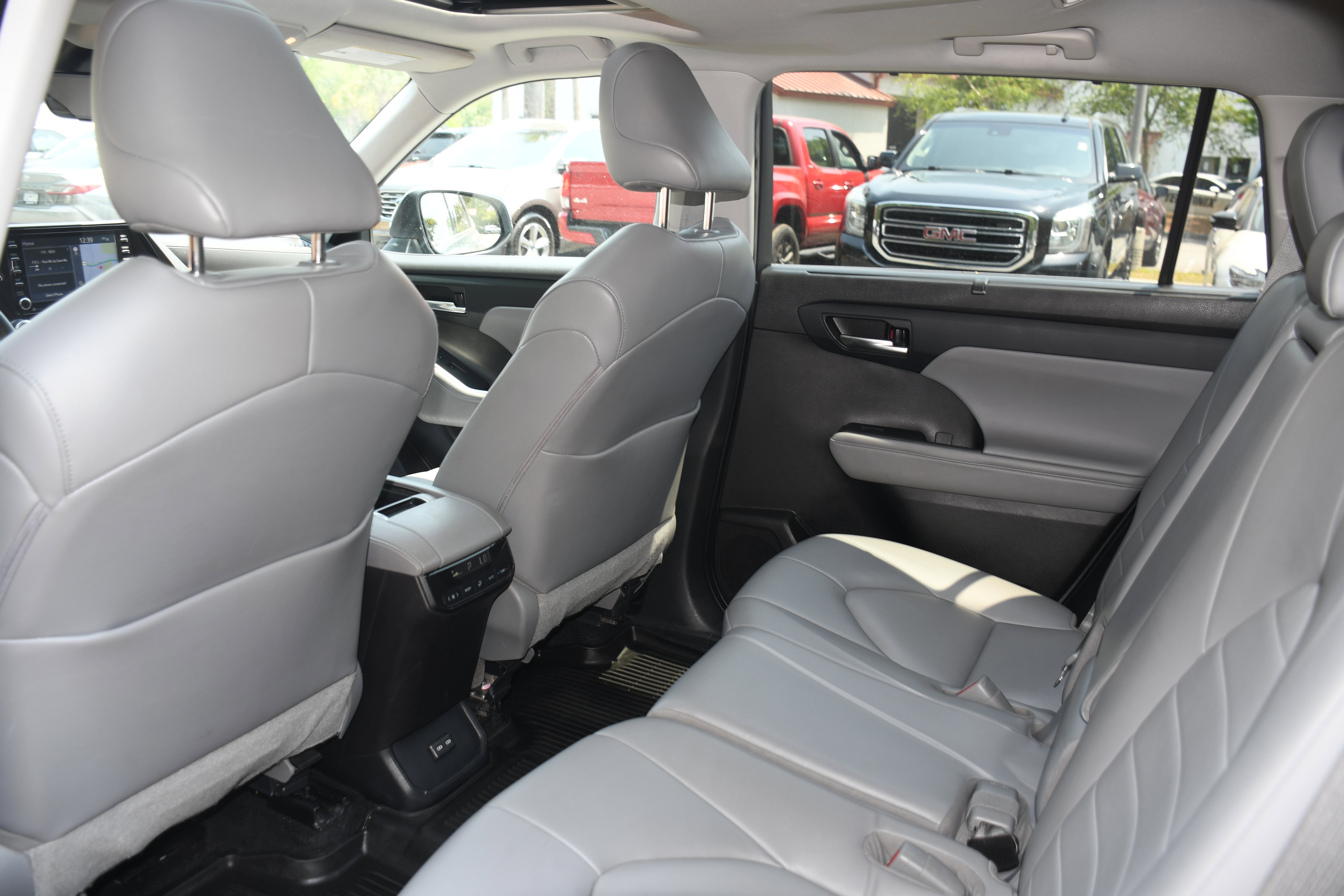 Used 2022 Toyota Highlander XLE FWD image 16
