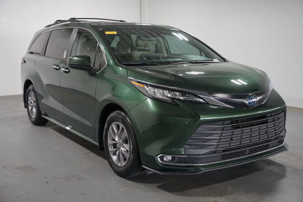 Used 2023 Toyota Sienna XLE FWD image 3
