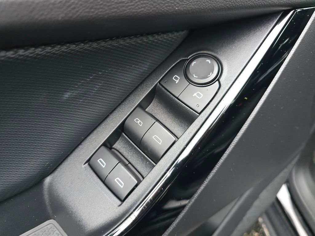 Certified 2025 Chevrolet Equinox LT image 18