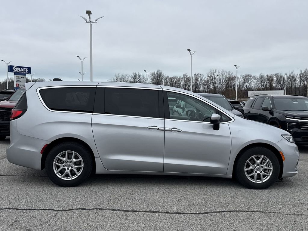 Used 2023 Chrysler Pacifica Touring-L image 9